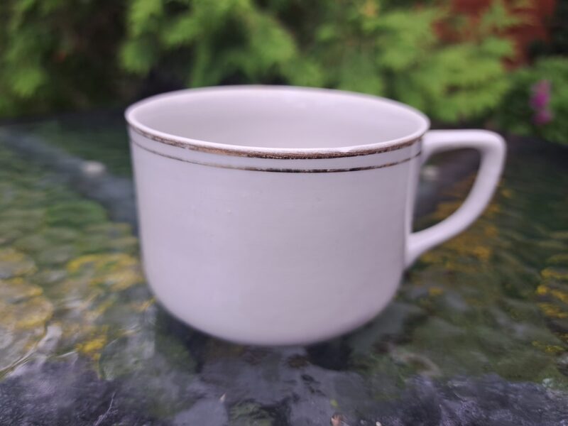 Rets eksemplārs: tējas krūzīte Nr.3 balta ar zelta apmali, RPF, 2 sīki defekti (Citi 311)