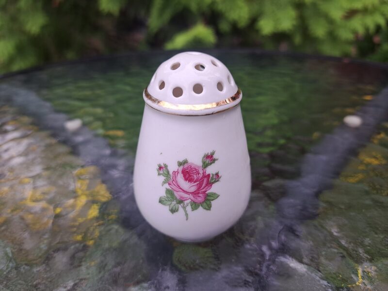 Piparu trauks ar ļoti skaistu rozi un zeltu. Ražotājs, iespējams, Kahla, Vācija (Vācija 205)