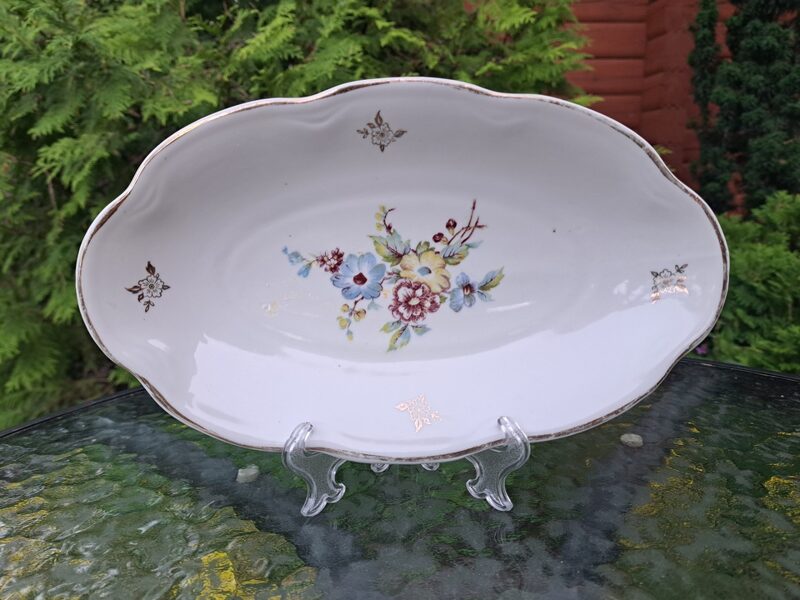 Grezns Rokoko garenais šķīvis ar bordo, dzeltenām un zaļām puķēm, RPF. 50.-ie gadi (Rokoko 164)