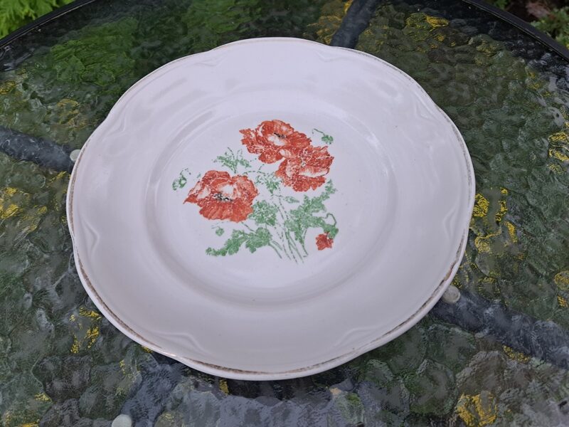 Otrā ēdiena šķīvis ar sarkanām magonēm un zelta apmali, d=24cm, pusdienu servīze ROKOKO, RPF (Rokoko 166)