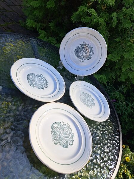 Maizes šķīvji, reljefa mala, zaļa rozē centrā un zaļš apvilkums (1 svītra), ZIK (ZIK 30)