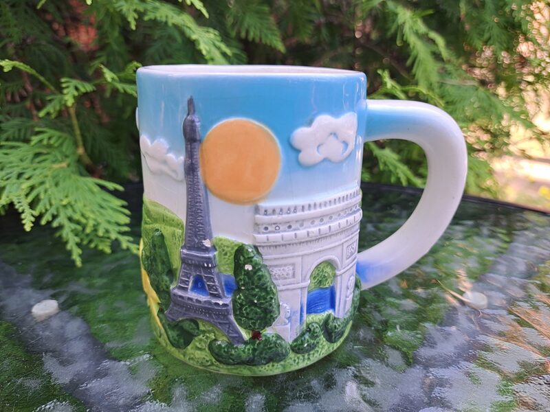 Lielā tējas fajansa krūze ar reljefa Parīzes skatiem un uzrakstu PARIS. Tilpums 350ml (Citi rpt 256)