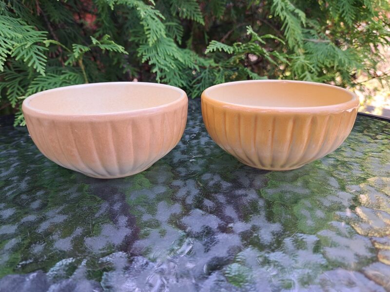 Jaunas karsēta piena krāsas māla bļodiņas, glazūra. Latvijas keramika. (Keram 106)