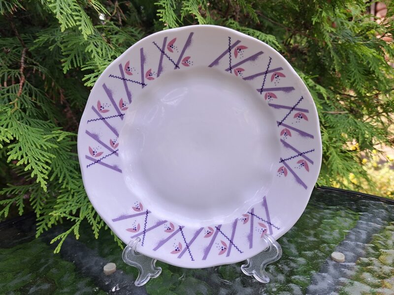 Maizes šķīvis ar lillā svītrām un rozā puķītēm, diam.17cm. Forma "Ārija", RPR (Ārija pusdienu 331)