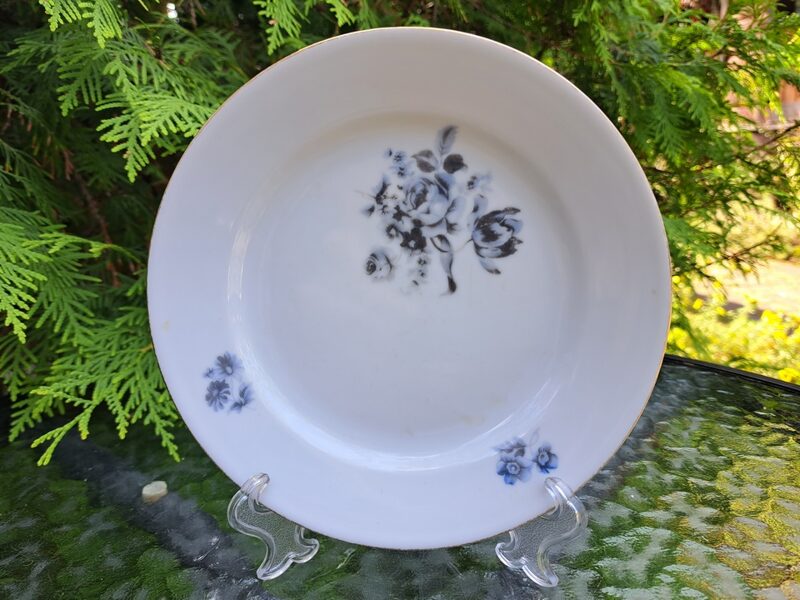 Kūku šķīvis ar tumši zilām puķēm un zelta apvilkumu gar malu, KAHLA.  D=17cm (Vācija 209)