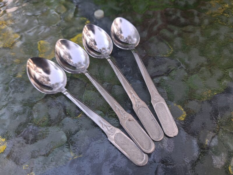 Kafijas karotes ar rozi. Ražotājs - REZ, Latvija. Garums 11,5cm (Metāls 87)