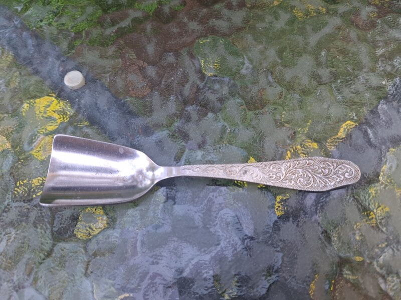 Karote cukuram plata, reljefa raksts.  Garums 13,5cm (Metāls 89)