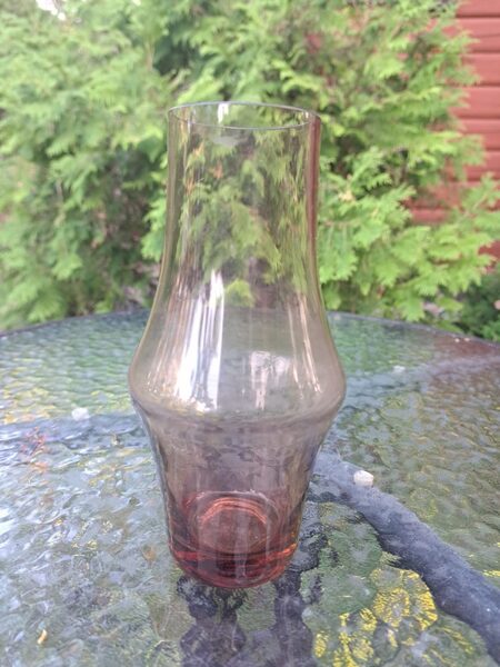 Brūngana vāzīte. 20.gadsimta beigas. Augstums 17,5cm, diam.7,5cm (Stikla vāze 126)