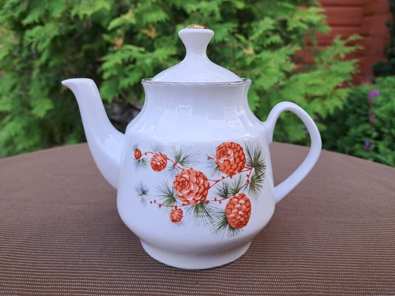 Tējkanna "Māra" ar čiekuriem un zeltu, zelta nodilumi (Māra tējas 179)