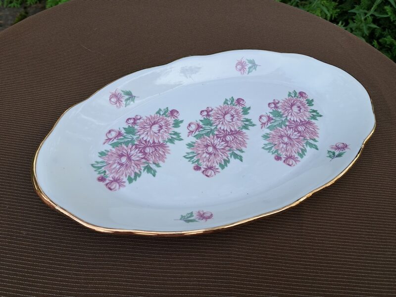 Garenais šķīvis L=36cm ar lillā asterēm  (3 lieli pušķi un 4 mazi), forma "Vilnis",  RPR (Vilnis pusdienu 152)