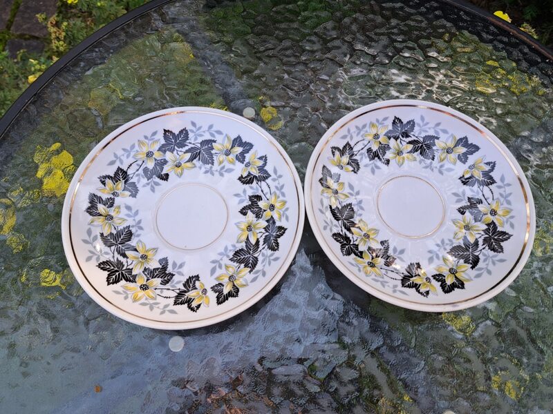 Skaistas buljona apakštases ar neredzetu dekolu - dzeltenas puķītes ar melnām lapām un zeltu, RPR. Diam.17cm (Buljona 91)