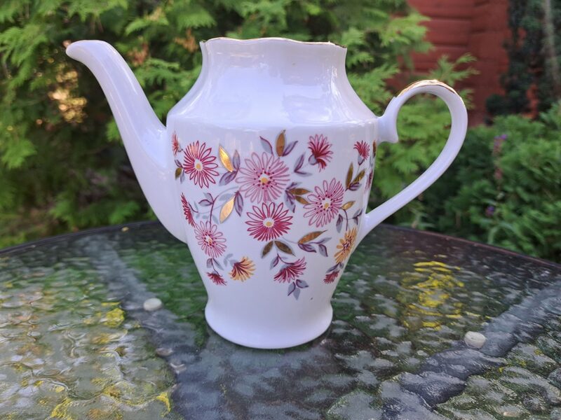 Kafijas kanna bez vāciņa no brīnīšķīgas kafijas servīzes "Ārija" ar rozā un dzeltenām puķēm, pelēkām lapiņām un zeltu, RPR (Ārija kafijas 119)