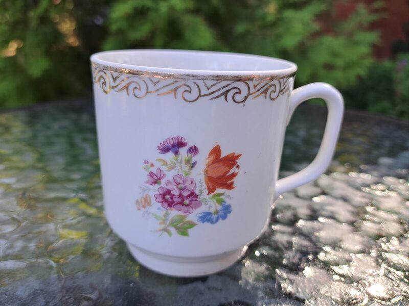 Krūzīte ar Meisena puiem un zelta rakstu, Pervomajskas porcelāna rūpnīca (Citi rpt 261)