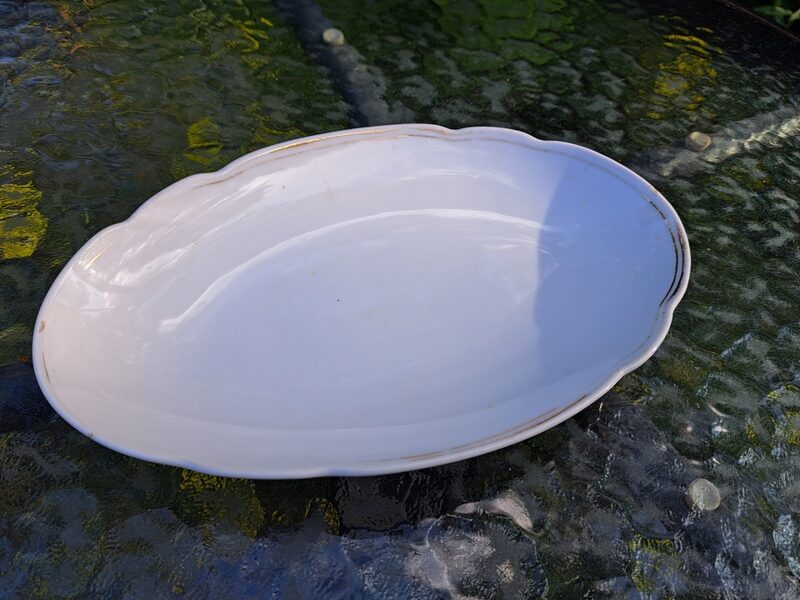 Balts ar zeltru servēšanas garenais šķīvis, reljefa mala, EPIAG, 1923.gads (Čehija 70)