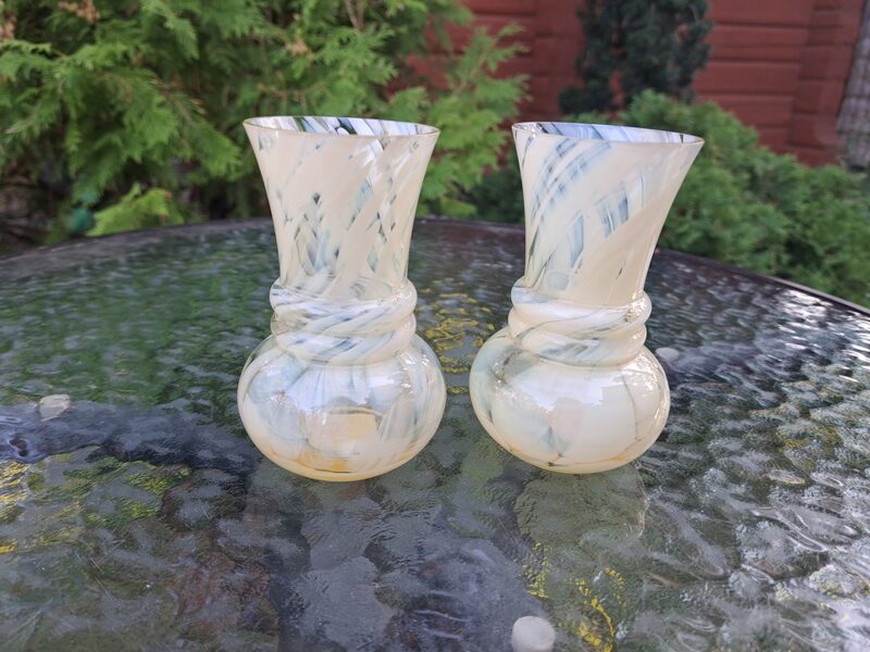 Maza jauna raiba vāzīte, dzltens tonis, kooperatīvs "Stikla putējs" (etiķete) (Stikla vāze 29)