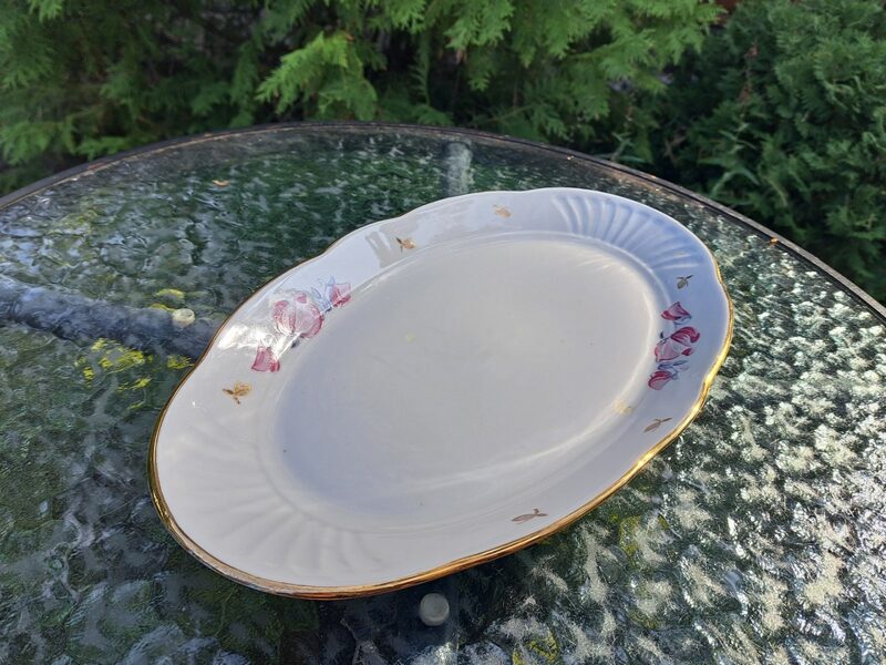 Garenais servējamais šķīvis ar puķuzirņiem un zeltu L=36cm, forma "Māra", RPR (Māra pusdienu 123)