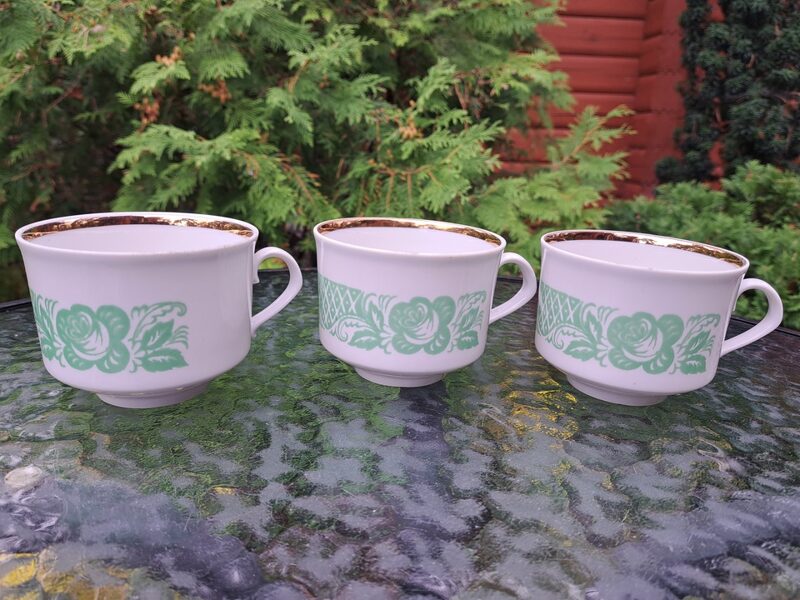 Tējas krūžītes ar zaļu dekolu ar rozēm un platu zelta apmali iekšā, tilpums 250ml (Duļevo 42)