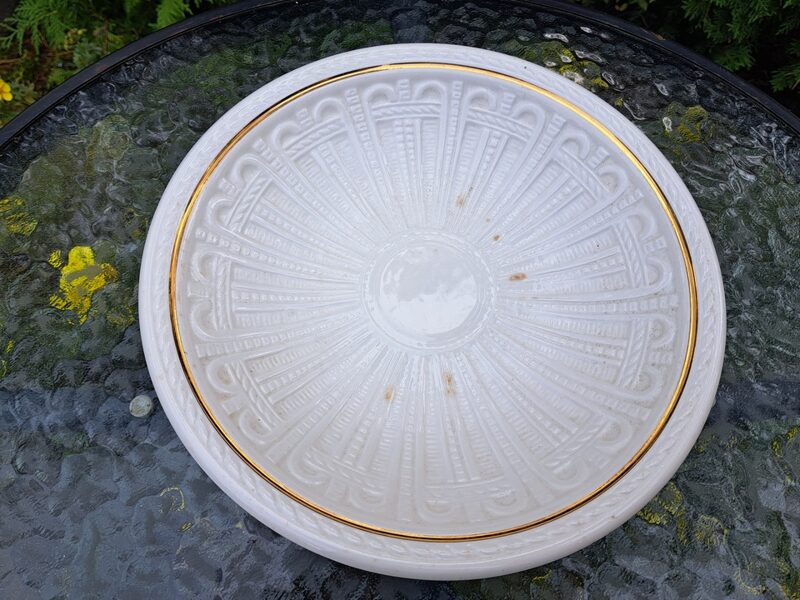 Eleganta un grezna cepumu bļoda, balta ar zelta maliņu, ar izliektu rakstu un spīdoši glazūru, ZIK (ZIK 32)