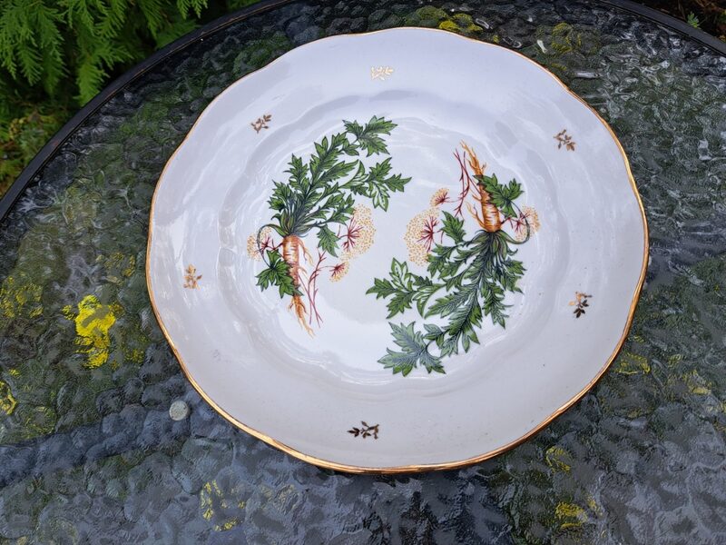 Vidējais servējamais šķīvis apaļš, d=27cm ar pētersīļiem un zeltu, forma "Ārija", RPR (Ārija pusd 338)