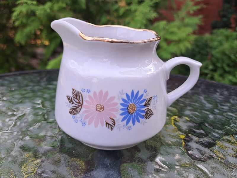 Krējuma kanniņa, tējas servīze "Karīna" ar rozā un zilām margrietiņām(gaišs puķu tonis) un zeltu, RPR (Karīna 154)