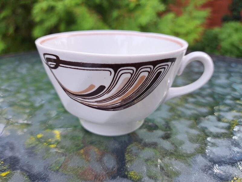 Krūzīte, tējas servīze "Viktorija" ar brūnu dekolu un brūnu apvilkumu, RPR (Viktorija t 157)