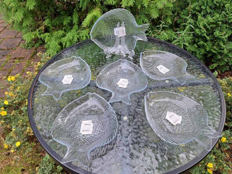 Caurspidīgas stikla šķīvīši-zivtiņas. Presēts stikls.Vetro-plus, Čehija (Stikls sk 148)