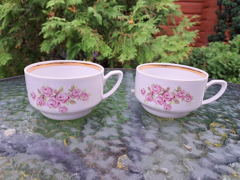 Krūzītes ar rozītēm un zelta malu iekšā, tējas servīze "Aija-2", RPR (Aija-2 tējas 157)