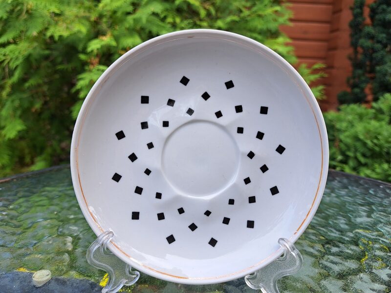 Apakštase ar melniem kvadrātiem punktiņiem, bešs lustrēts apvilkums gar malu, tējas servīze "Viktorija", RPR (Viktorija t 158)