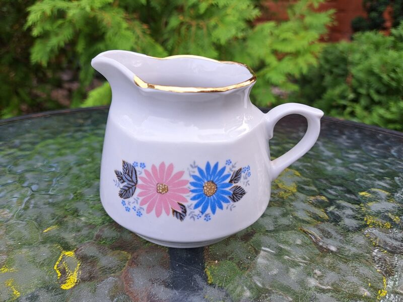 Krējuma kanniņa, tējas servīze "Karīna" ar rozā un zilām margrietiņām un zeltu, RPR (Karīna 158)