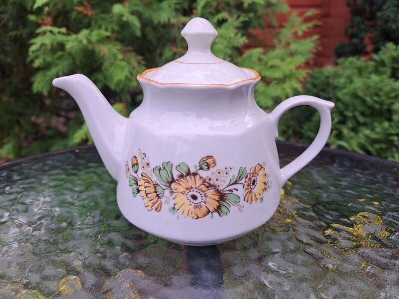 Tējkanna "Karīna" ar kliņģertēm un bēšu lustrētu apvilkumu, RPR (Karīna 162)