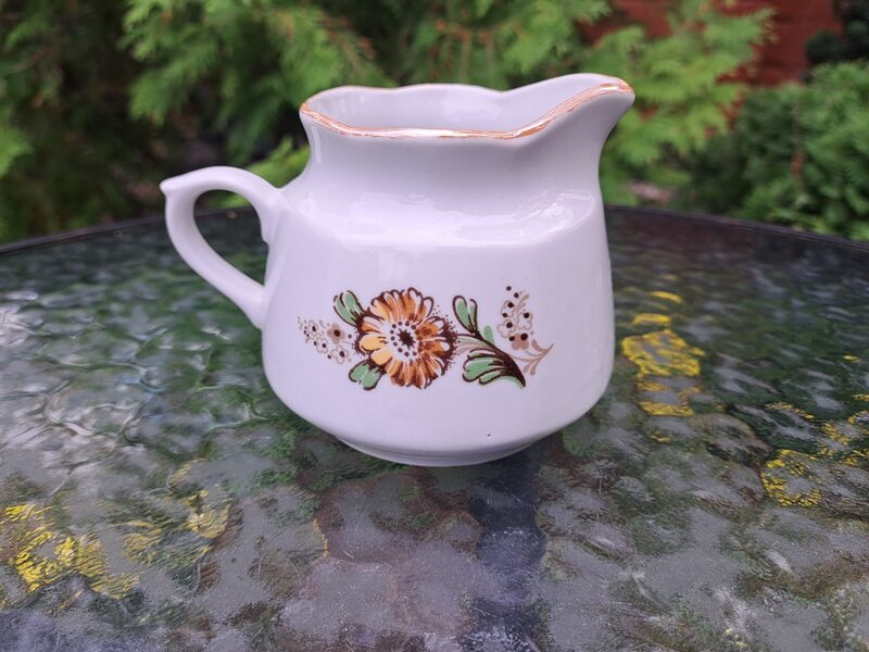 Krējuma kanniņa "Karīna" ar kliņģerītēm un bēšu lustrētu apvilkumu, RPR (Karīna 163)