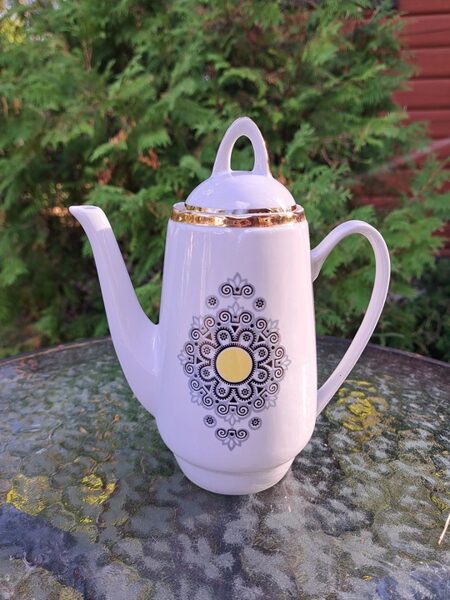 Kafijas kanna ar vāciņu no kafijas "Aija-1" ar melnu puķi ar dzeltenu centru, RPR (Aija-1 kafijas 62)