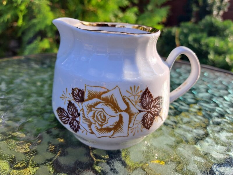 Krējuma kanniņa no tējas servīzes "Māra" ar bešā rozēm un zeltu, RPR (Māra pusdienu 182)