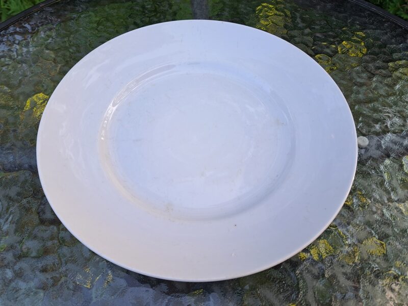 Otrā ēdiena porcelāna šķīvis. D=25cm, pilnīgi balts. Iespējams Kuzņecovs (Kuzņecovs 127)