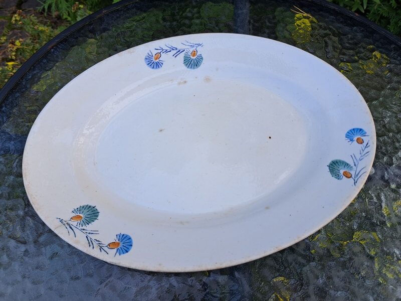 Lielais ovālais servējamais šķīvis Nr.3 fajansa ar zaļām un zilām puķēm, no fajansa pusdienu sevīzes, PFF (Fajansa pusdienu 28)