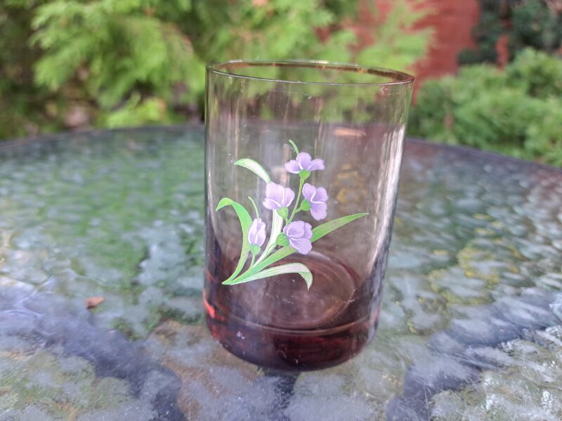 Sulas glāze, brūngans stikls, zelta maliņa, skaistas lillā puķes, Līvānu stikla fabrika (iespējams) (Stikla gl 198)