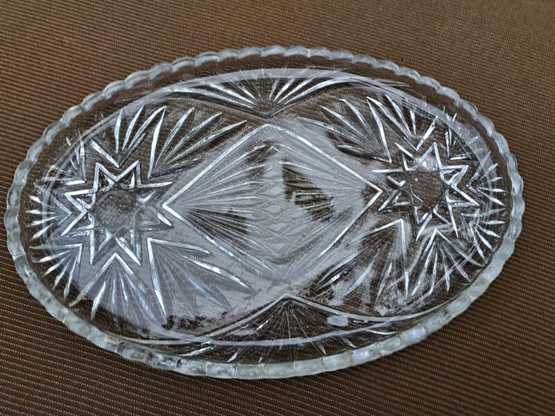 Skaists caurspīdīgs šķīvis-paplate ar zemām malām. Izmēri: 27cm x 18cm, h=2,5cm (Stikls sk 221)