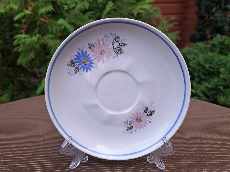 Apakštase ar neparastu "Viktorijai" dekolu: rozā un zilām puķēm un zilu apvilkumu gar malu, tējas servīze "Viktorija", RPR (Viktorija t 167)