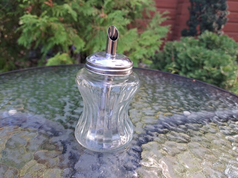 Cukurtrauks, stikls un metālisks vāciņš ar dozātoru.  H=12,5cm (Metāls 61)