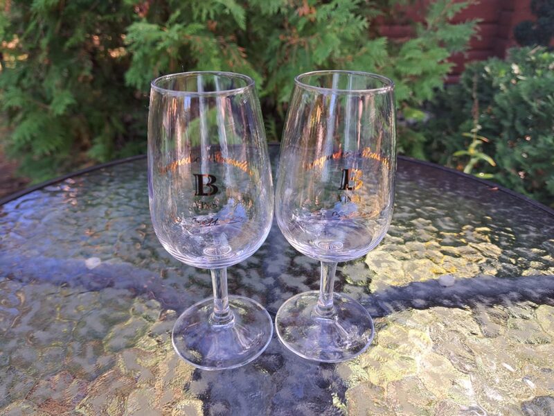 Elegantu  vīna glāžu uz kājiņas ar zelta uzrakstu: B.vīns Langedoc-Roussillon komplekts 2 personām (Stikla gl 204)