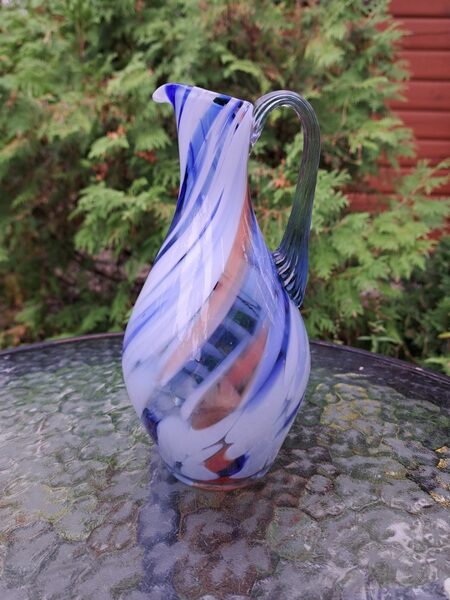 Eleganta raiba sulas krūze, Raduga (Ukraina). Raiba krāsa: balta, zila, oranža. Tilpums ir 0,75ml (Citi st 188)