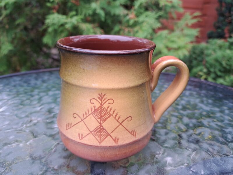 Alus kausiņš, tradicionālos toņos ar tautīsku dekoru. Keramika. Tilpums 400ml (Keram 119)