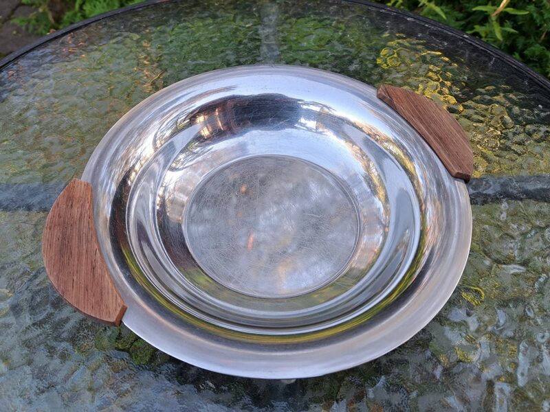 Bļoda ar koka rokturiem, nerūsējošais tērauds. Diam. 27cm (ar rokturiem) (Metāls 73)