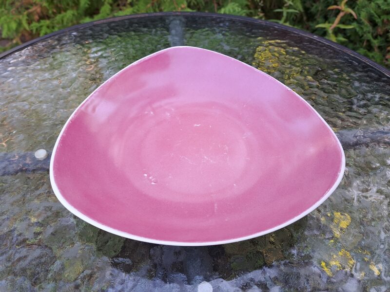 Augļu trauks Nr.2, trīsstūra forma, gaiši rozā zaļa krāsa, PFF. 60.-ie gadi (Citi 325)