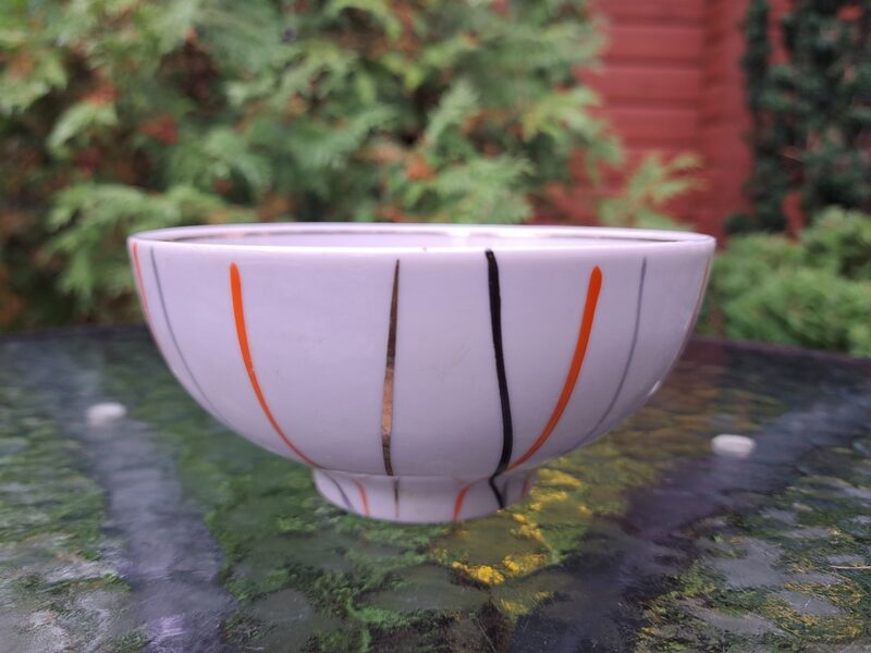 Vintaža bļodiņa balta ar rokas gleznojuu: krāsainām svītrām, 60.-ie gadi, PFF. Diametrs 13cm (Citi 330)