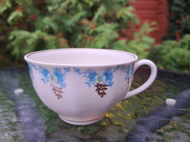 Krūzīte  "Rubenss" ar zilgānu 3-ziedu vainadziņu un zelta lapiņām, RPF (Rubenss 116)