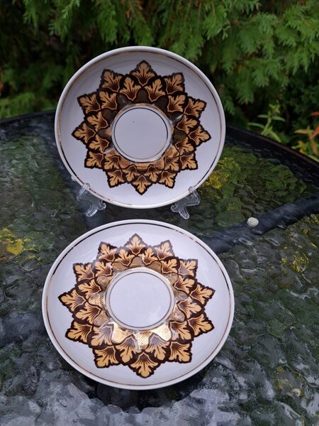 Apakštases no tējas servīzes "Ārija" ar skaistu brūnu ar bagātīgu zeltu dekolu, RPR (Ārija tējas 169)