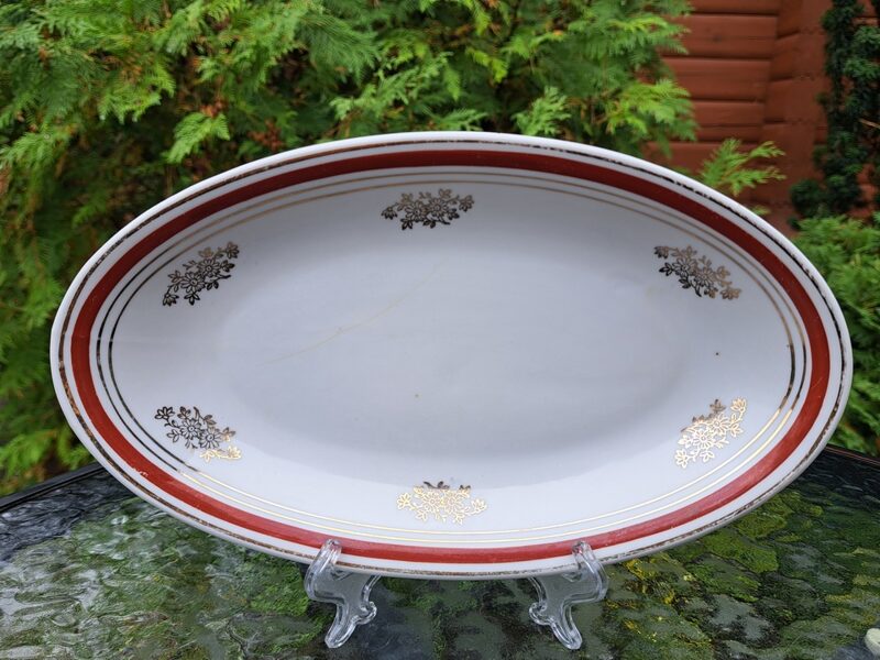 Garenais šķīvis ar sarkanu malu un zelta puķēm, 25,5cmx14,5cm, pusdienu servīze "Gludā", PFF (Gludā 121)