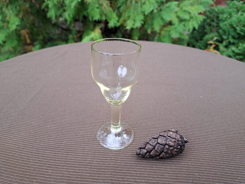 Gaiši dzeltena liķiera glāze uz kājas, Periods: 60.-70.-ie gadi PSRS (Stikla gl 212)