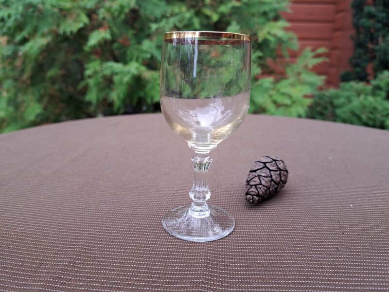 Degvīna glāzīte uz reljefa kājiņas, tilpums 75ml, gludā bez grāvēšanas ar zelt apmali (Stikla gl 218)